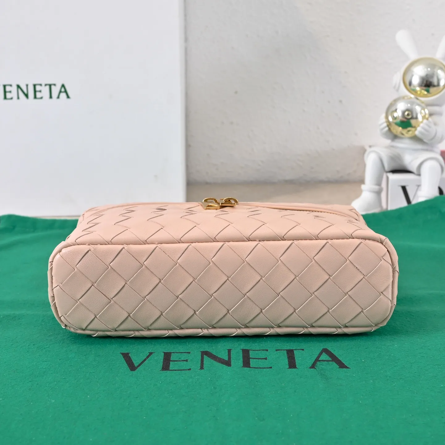 Batch 1360 Bottega Veneta 24 spring and summer woven zipper crossbody bag. A crossbody bag that can be used as a cosmetic bag. The exquisite weaving and compact body are an indispensable accessory for the upcoming summer. The double zipper also better protects the bag. It has a large capacity. If you like it, don’t miss it. Style number: 9109 Size: 22*12.5*5cm